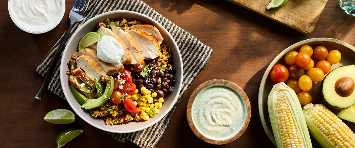 Baja bowl met Griekse yoghurt, koriander en limoensaus