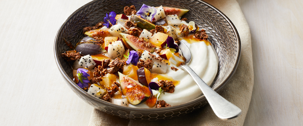 Yoghurt bowl met drakenfruit and vijgen