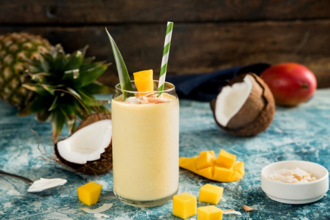 Smoothie tropical à l'ananas et à la noix de coco 